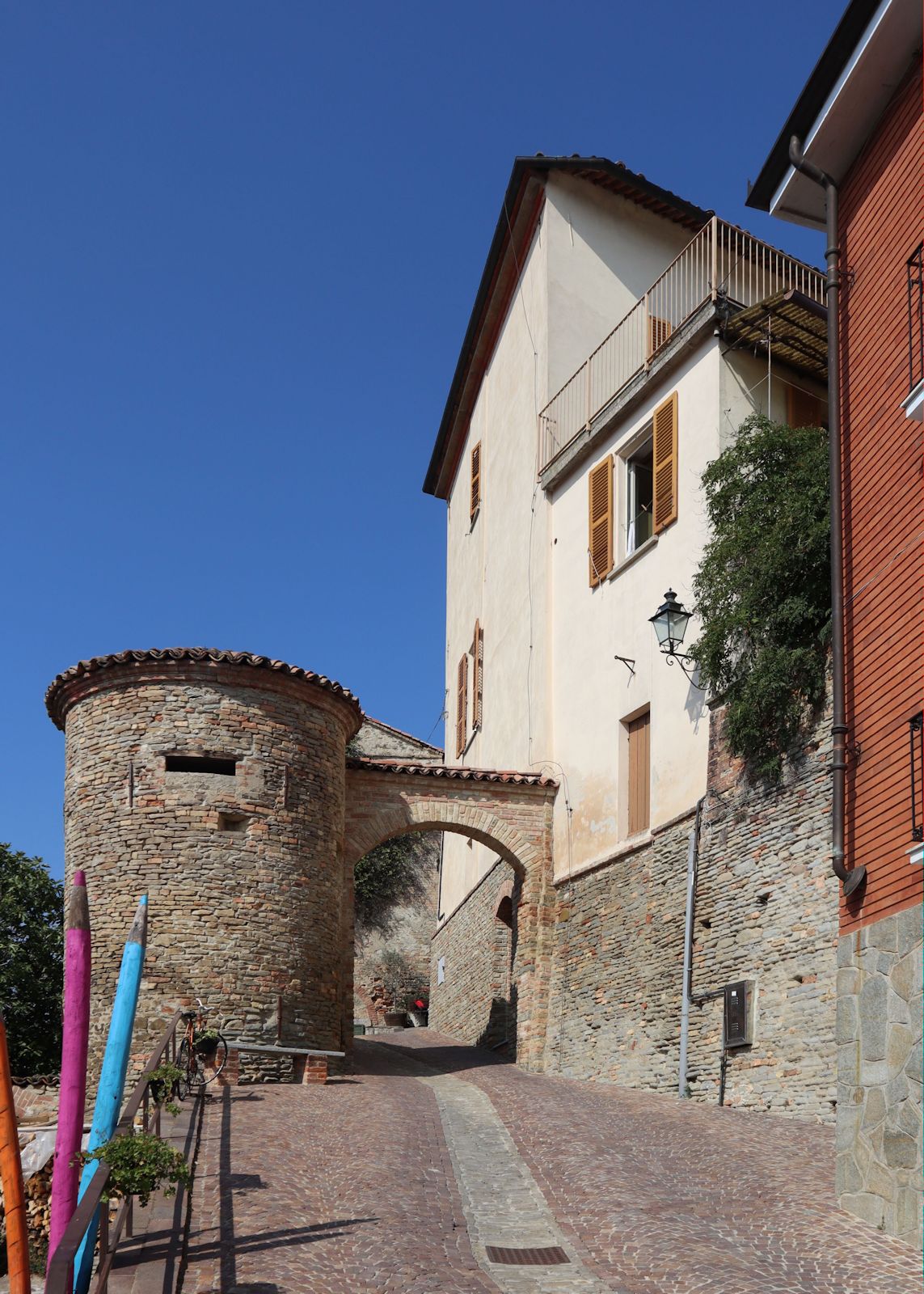 Aufgang zum Kastell in Calosso d'Asti