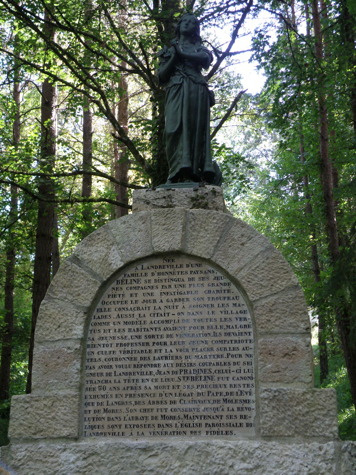 Statue und Inschrift am Brunnen nahe Landreville