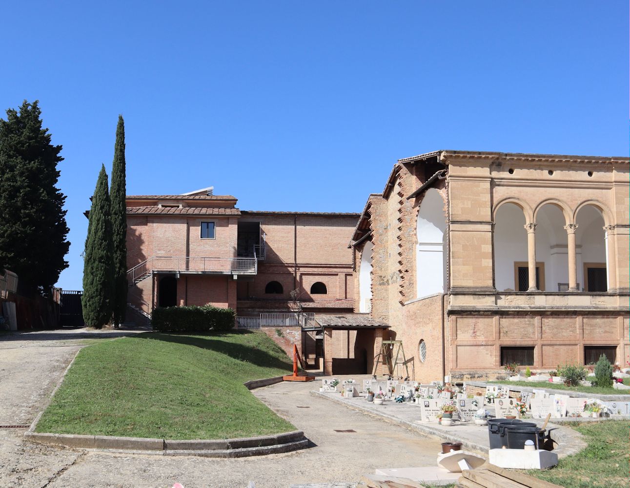 Auf Resten des Klosters San Benedetto a Porta Tufi erbaute Gebäude im Friedhof „della Misericordia” in Siena