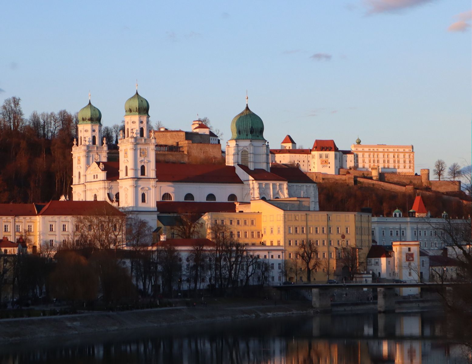 Blick über den Inn auf den Dom in Passau, auf der Höhe die Veste Oberhaus