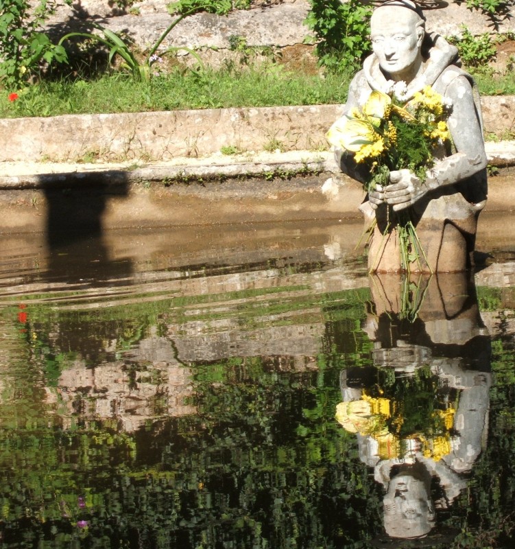 Bruno-Statue in dem Teich, in dem er der Überlieferung nach knieend Buße tat und betete, nahe Santa Maria