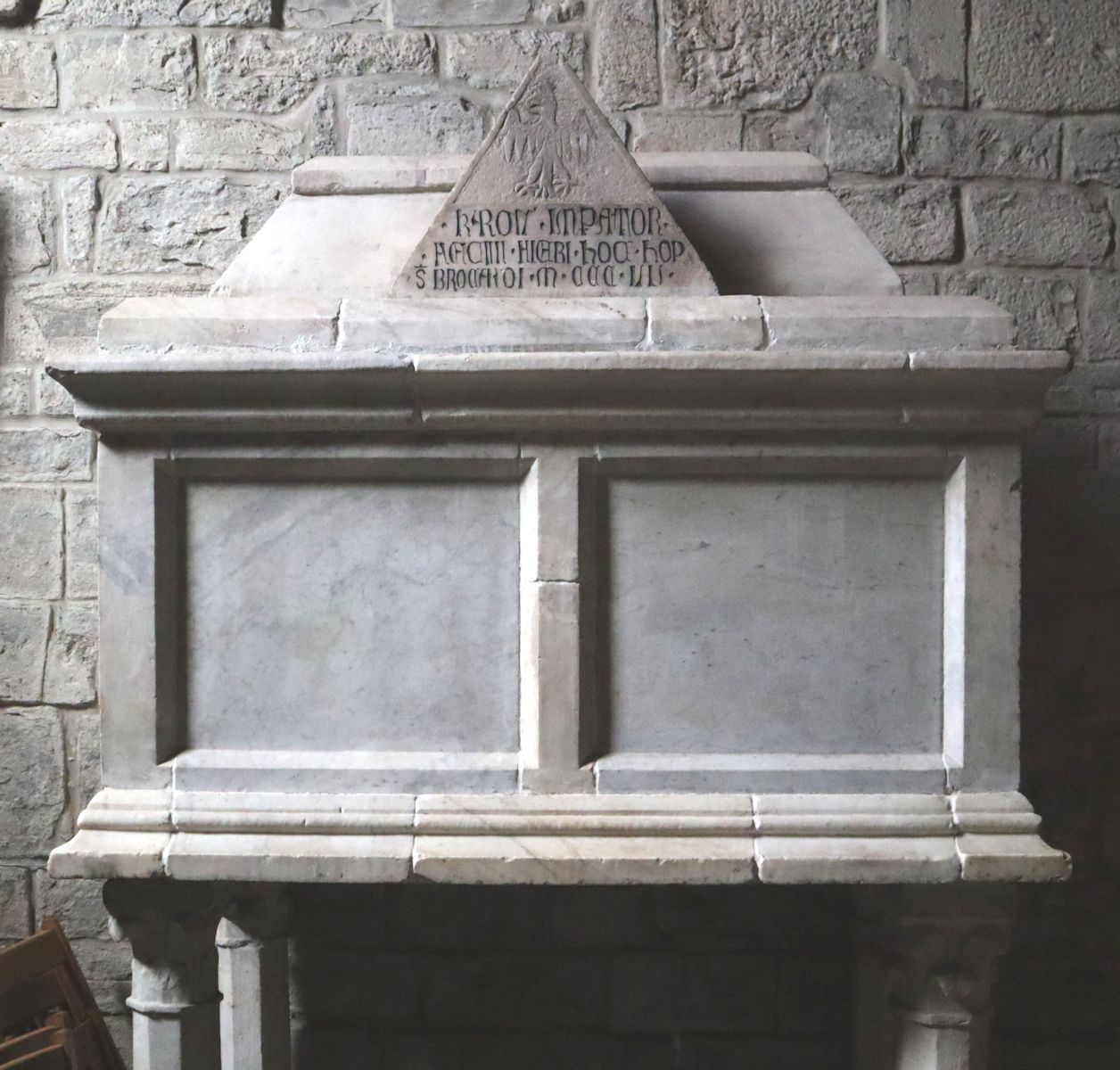 Burkards Sarkophag in der Pfarrkirche in Berceto