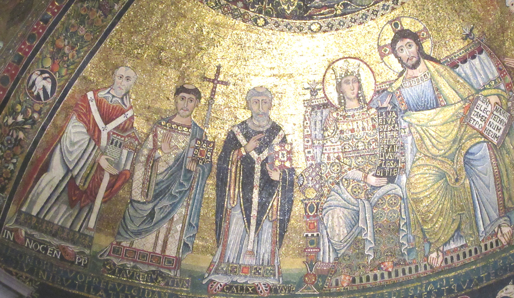 Apsismosaik: Callistus (Mitte) mit Maria und Jesus Christus sowie Laurentius von Rom ( 2. von links) und Papst Innozenz II. (ganz links), um 1140, in der Kirche Santa Maria in Trastevere
