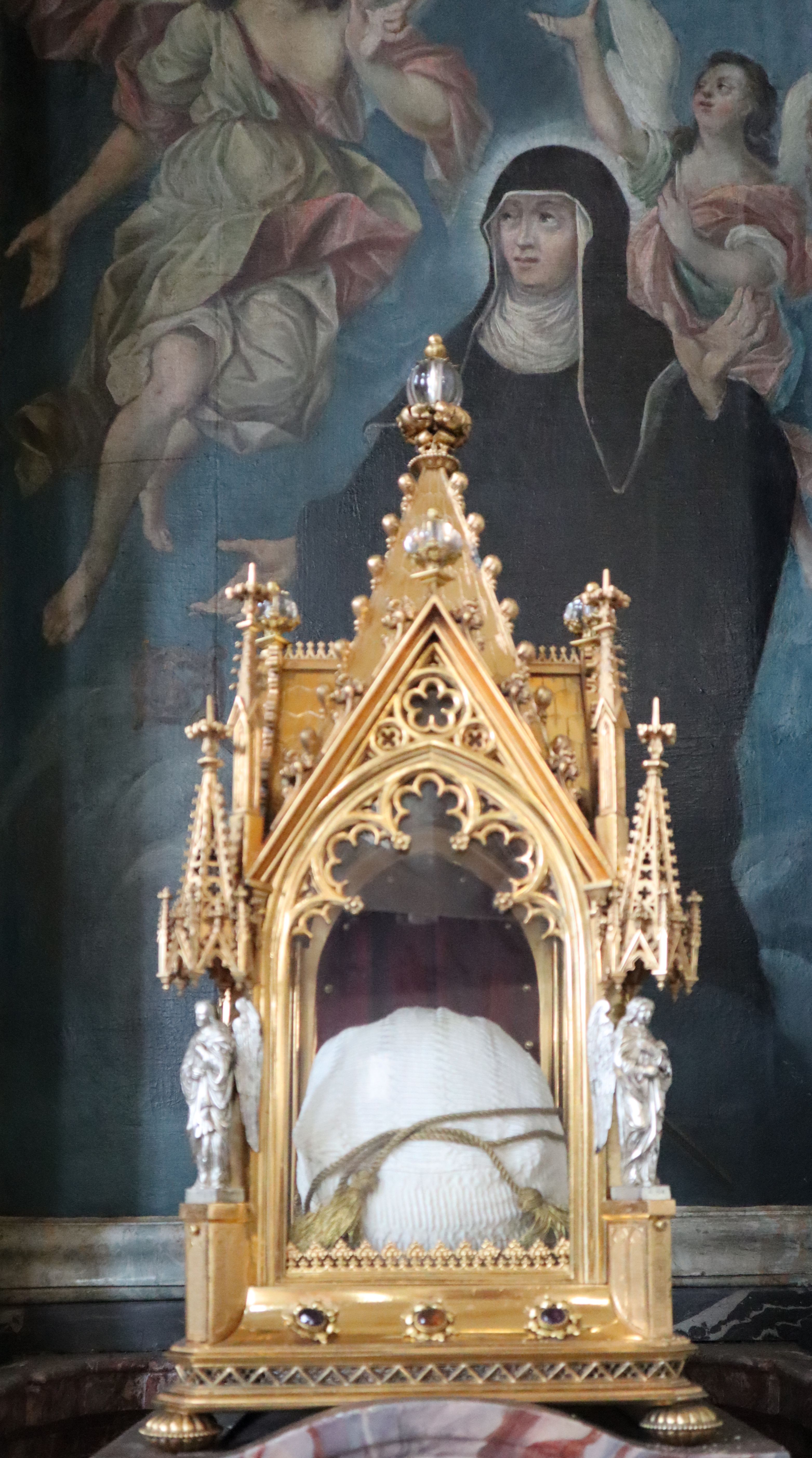 Altarbild und Schädelreliquier in der Kirche des ehemaligen Klosters Schönau