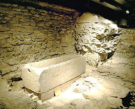 Erhards Grab aus wiederverwendeten römischen Tuffplatten und einem Sarkophagdeckel, zu besichtigen in den Ausgrabungen unter dem heutigen Fußboden der Kirche des ehemaligen Klosters Niedermünsters in Regensburg
