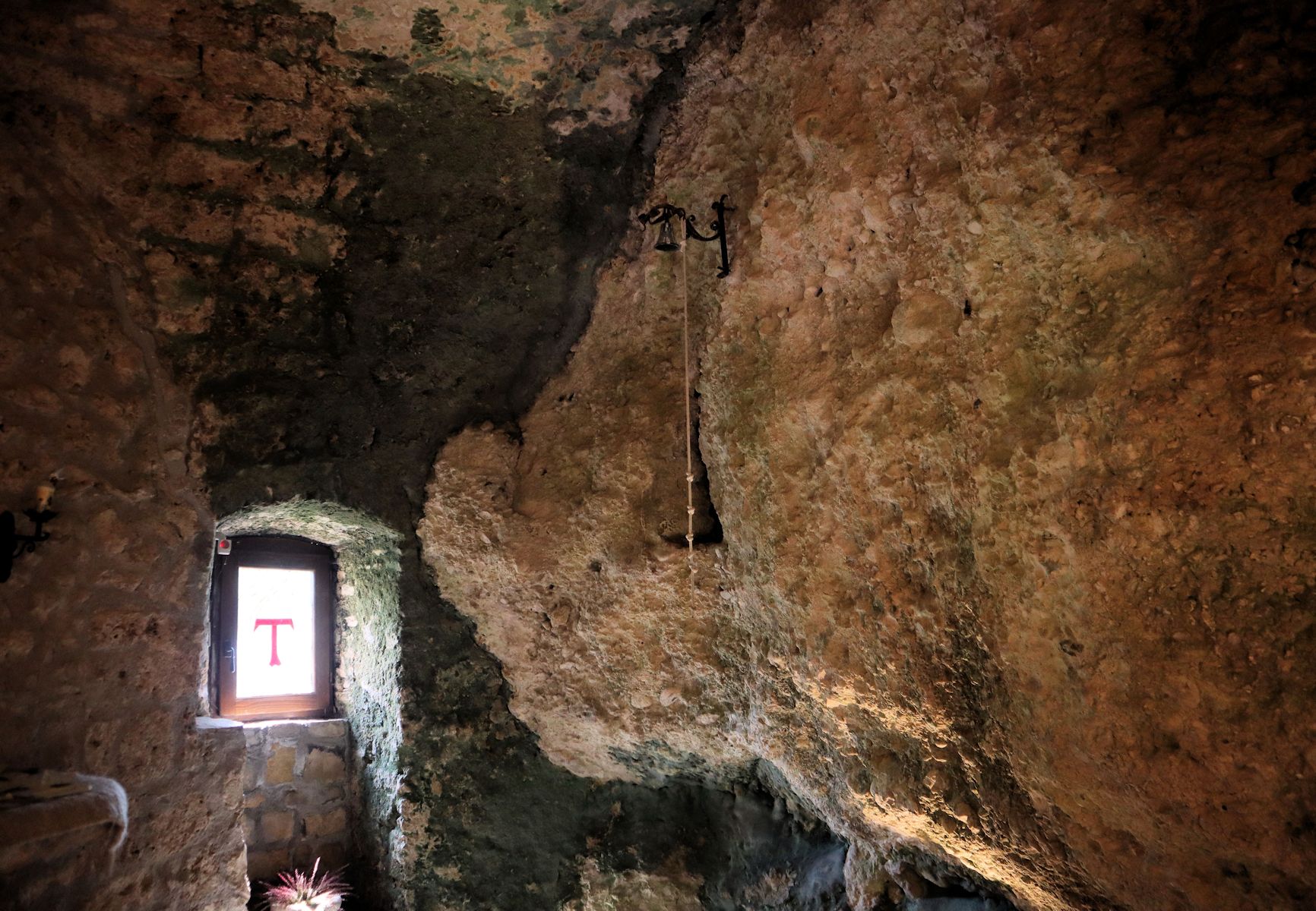 Höhle unterhalb des heutigen Sanktuariums Fonte Colombo bei Rieti, in der Franziskus die - für ihn - endgültige Regel des Franziskanerordens diktierte