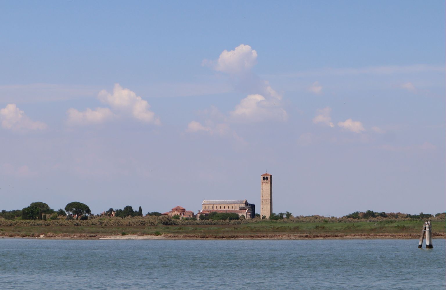 Kirche Santa Fosca und Kathedrale Santa Maria Assunta auf der Insel Torcello von ferne