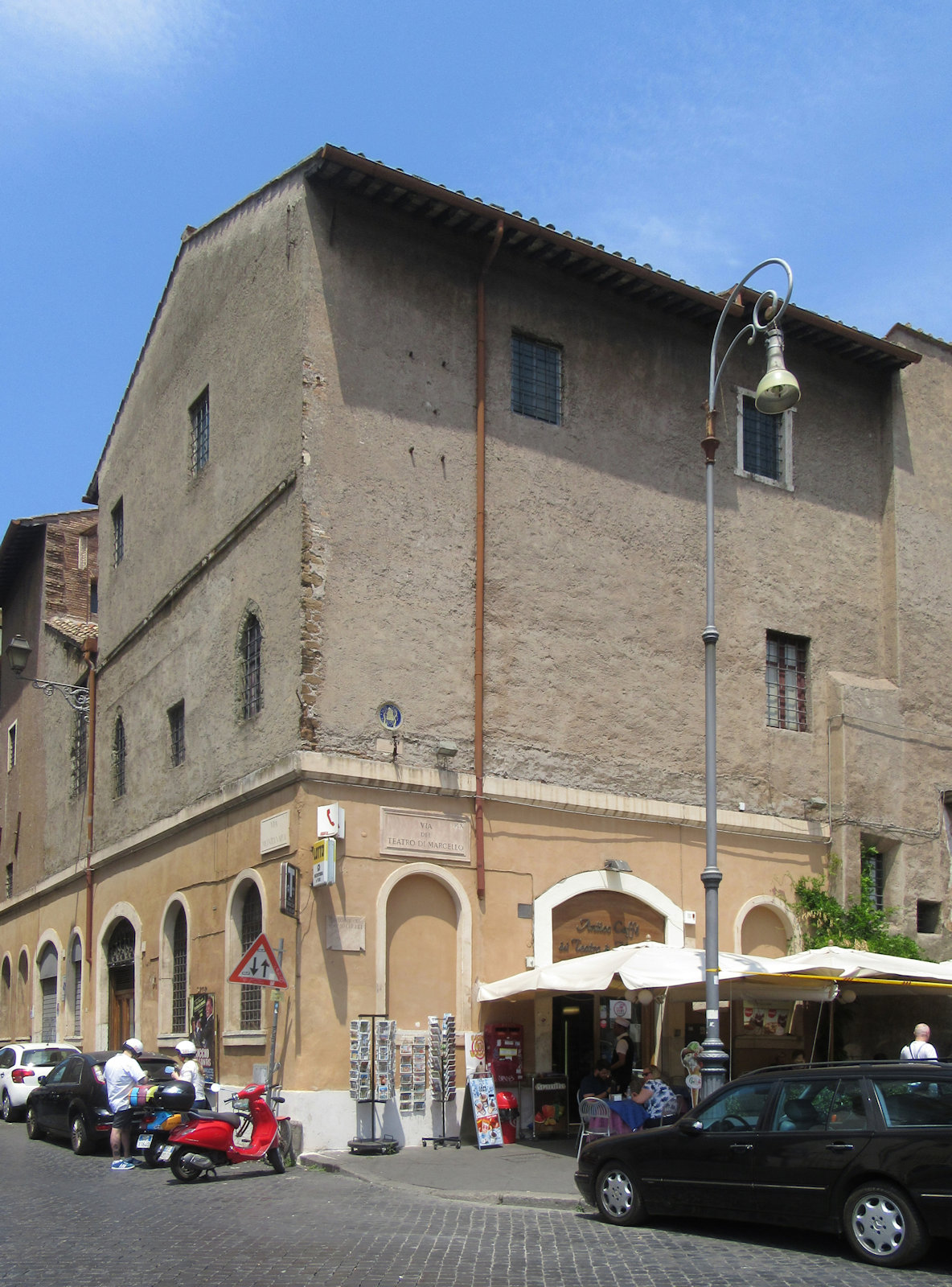 Noch heute ein Café: Haus Via Montanara 4 in Rom