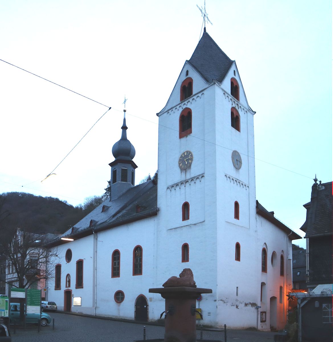 Evangelische Trinitatiskirche (vorn) und katholische Nikolaus-Kirche in Kaub, bis zur Reformation eine Kirche