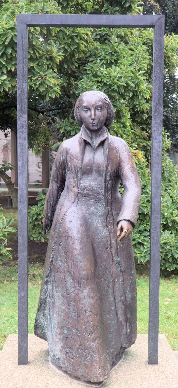 Nina Koch: Denkmal, 1999, vor dem Lutherhaus in Wittenberg