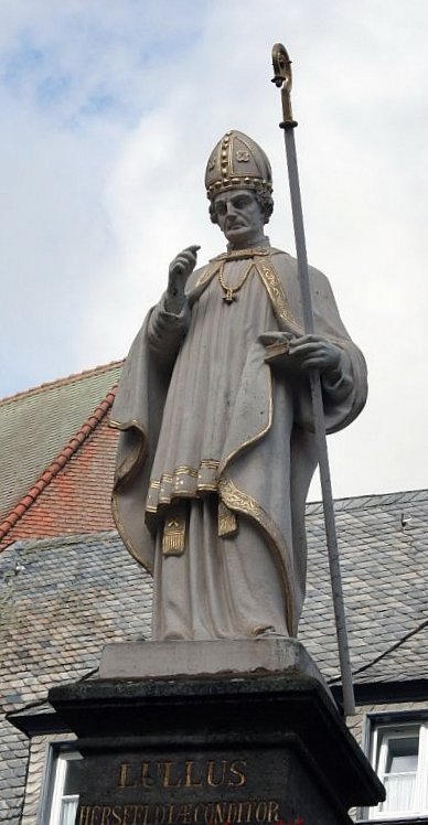 Statue auf dem Rathausplatz in Bad Hersfeld