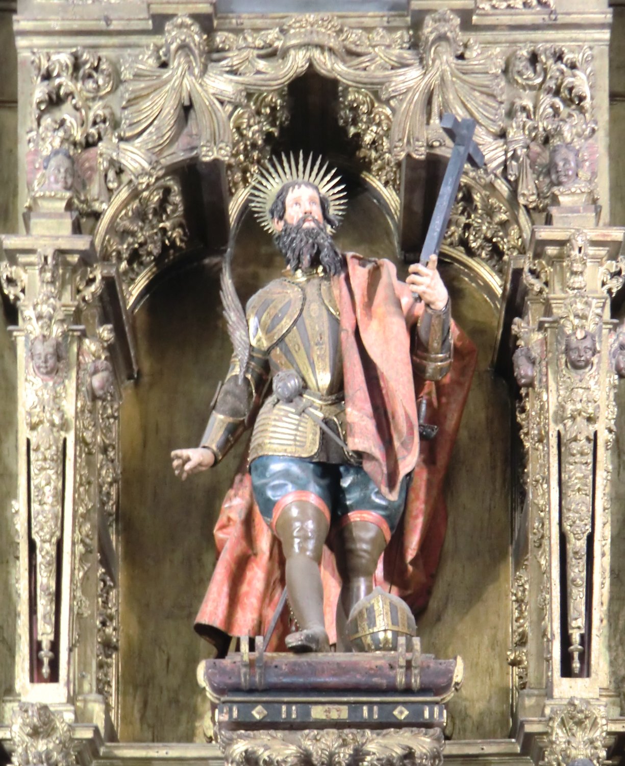 Statue am Hochaltar der Kirche San Marcello in León