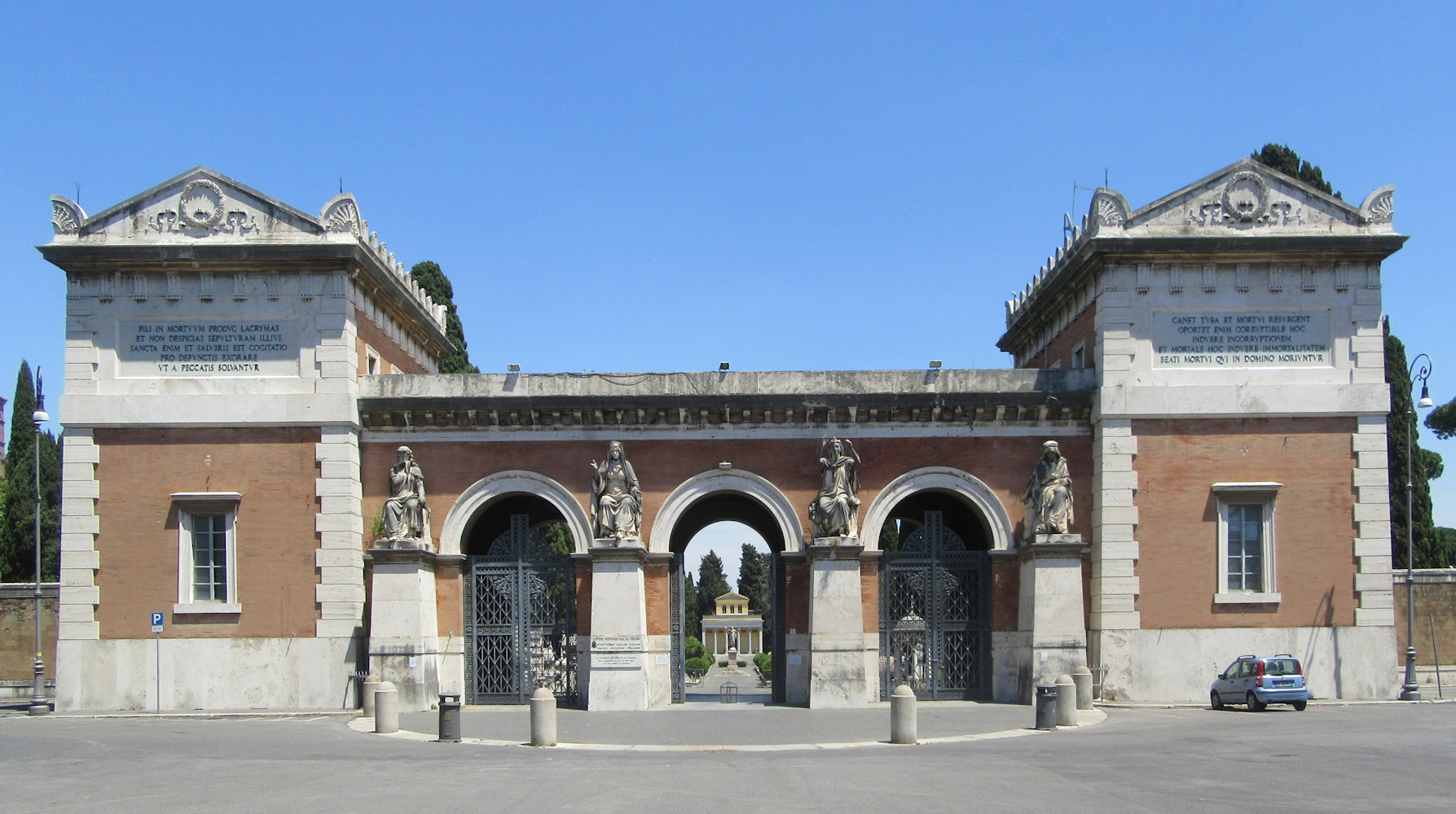Eingang zum Friedhof Il Verano in Rom