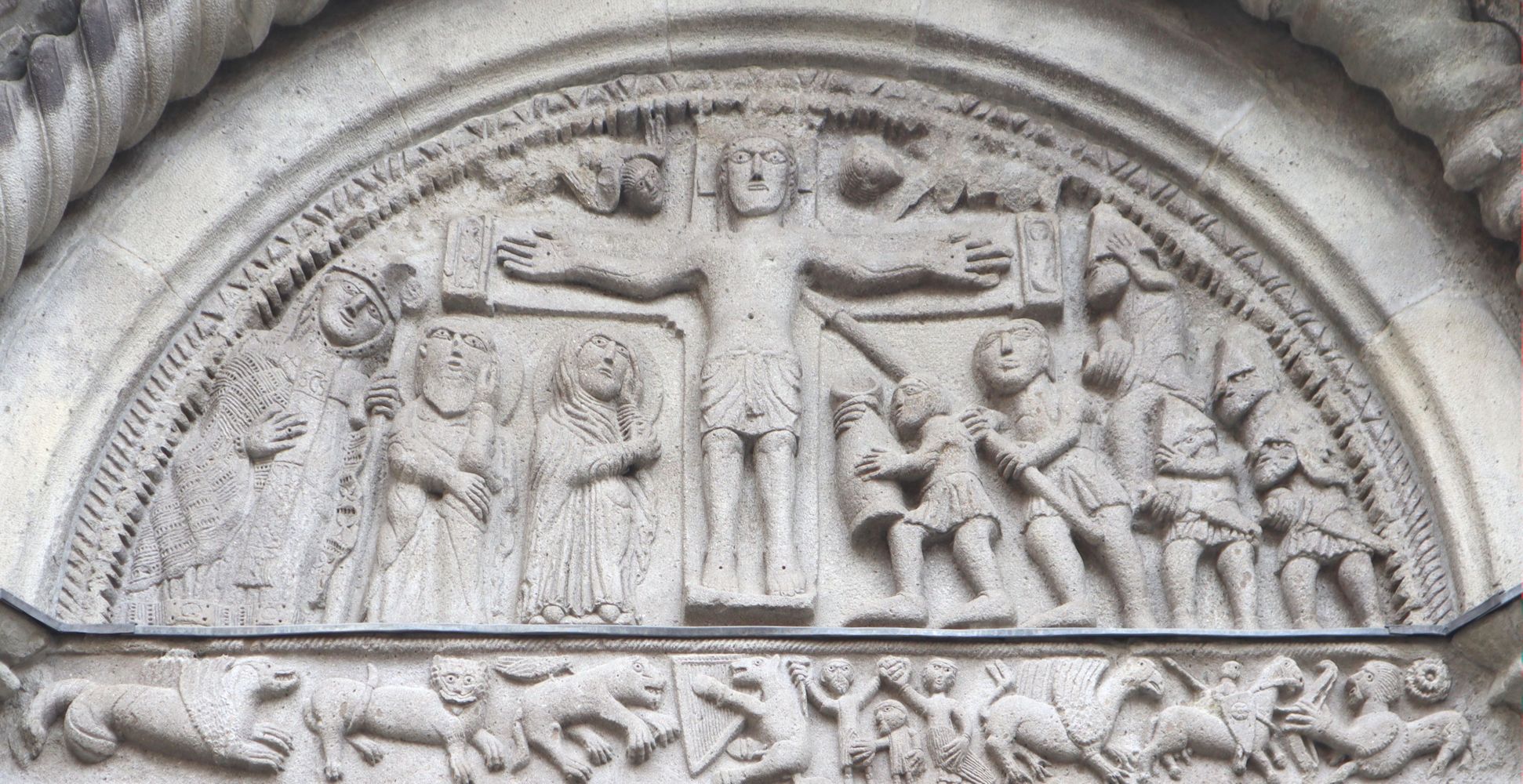 Tympanon: Moderanus, Abundius</a> (?), schmerzensreiche Maria, der gekreuzigte Jesus, Longinus mit der Lanze und weitere Soldaten (von links), an der Pfarrkirche in Berceto