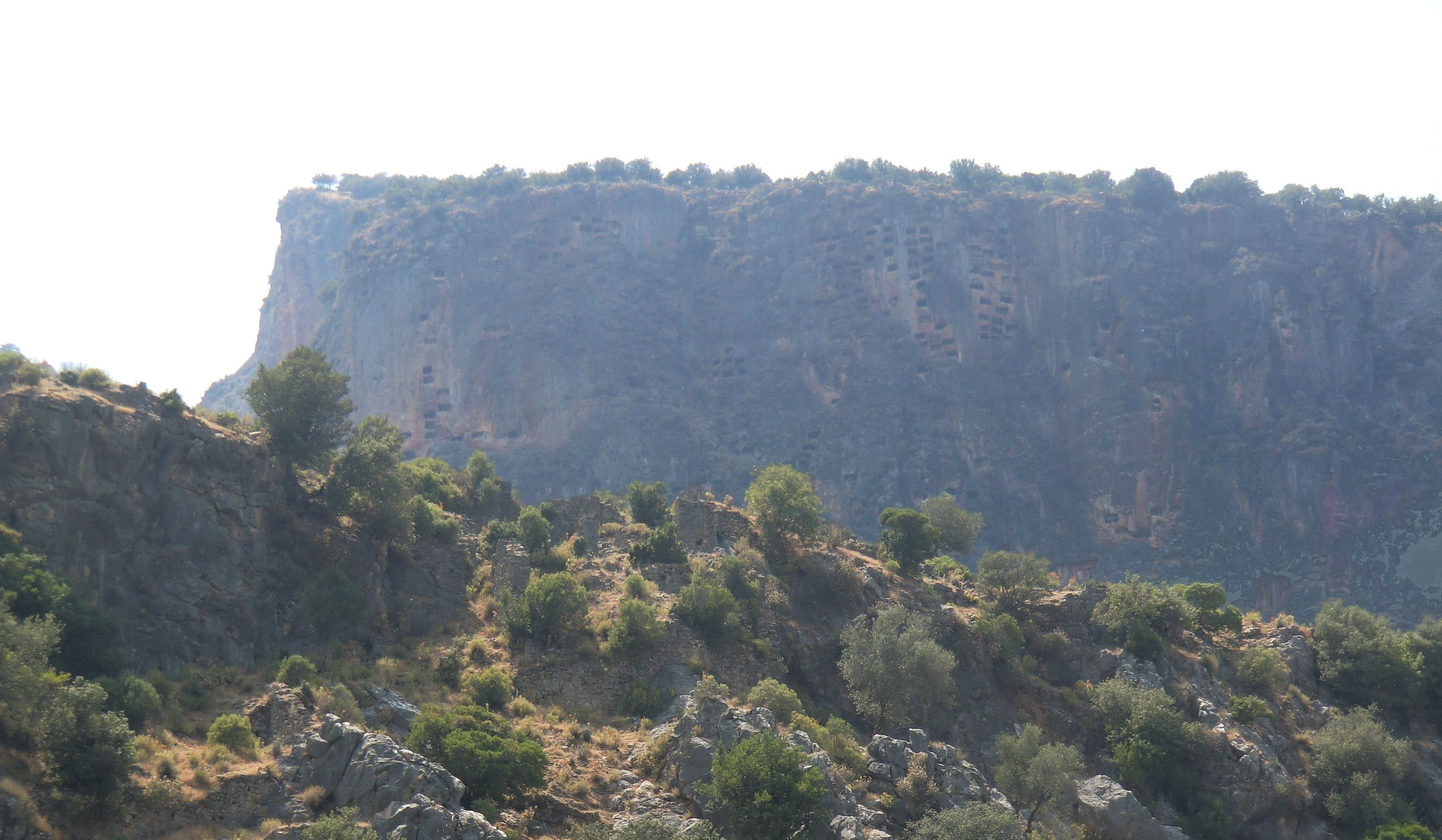Die Agropolis von Pinara mit den vielen Felsengräbern