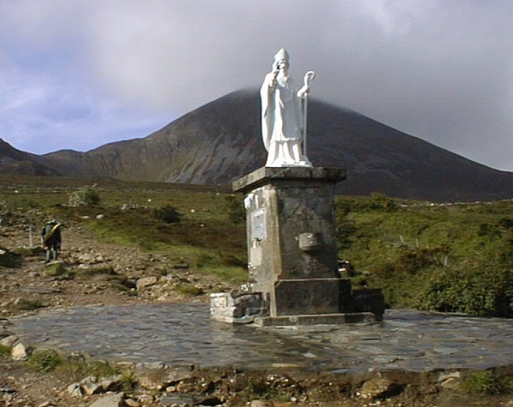 Statue vor dem 765 Meter hohen, Croagh Patrick genannten Berg