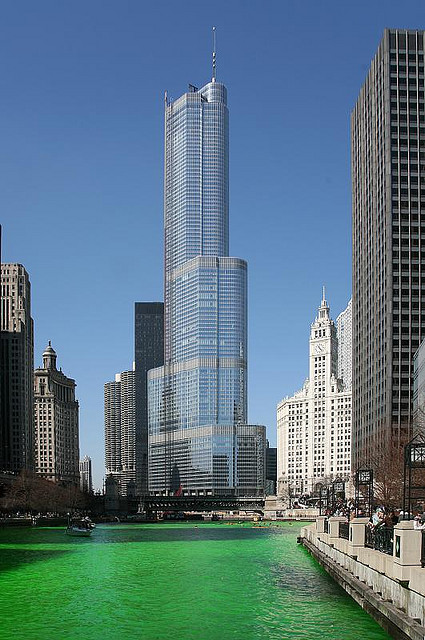 Der grüne Chicago River am St. Patrick's Day vor dem Trump Tower in Chicago