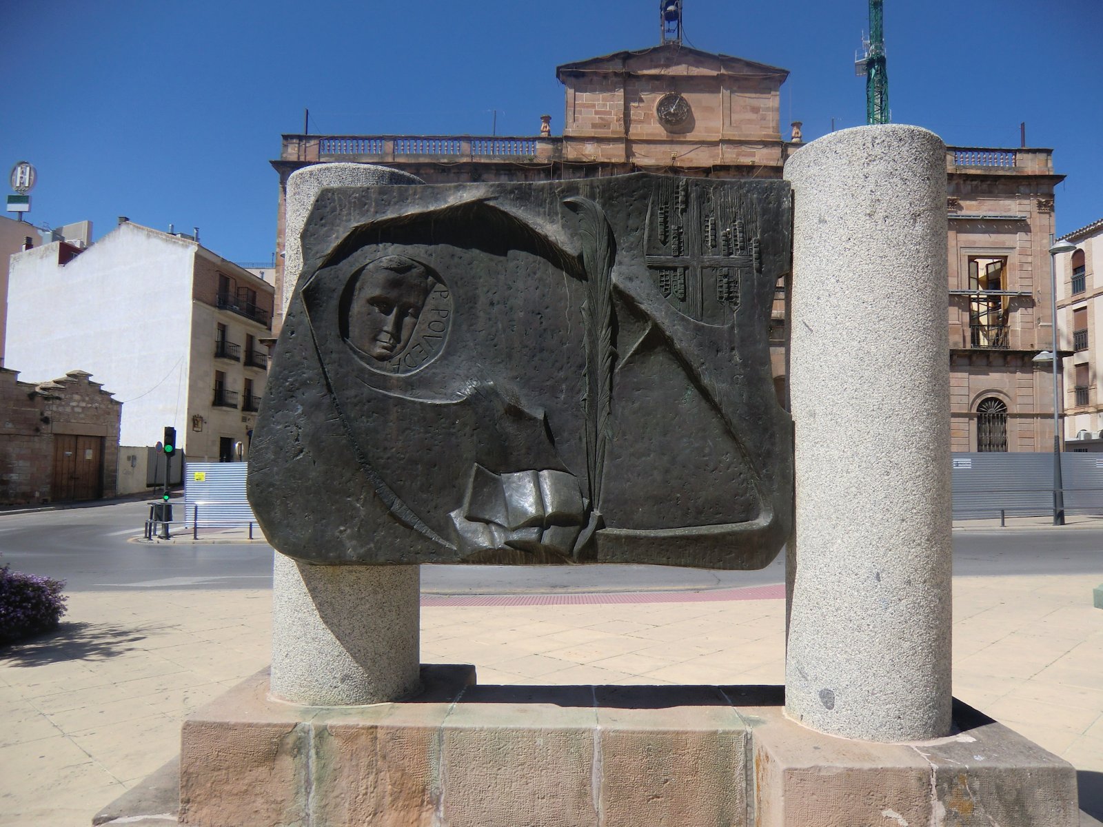 Denkmal auf dem Rathausplatz in Linares