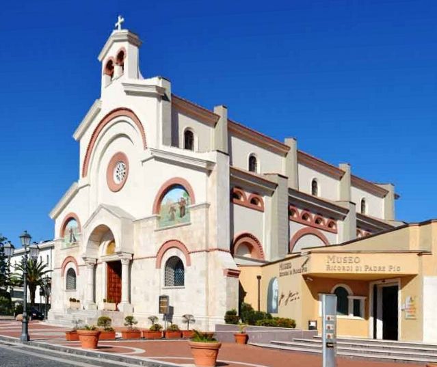 Kirche der Kapuziner mit nun angeschlossenem Museum in Pietrelcina, wo Pio bis 1910 studierte