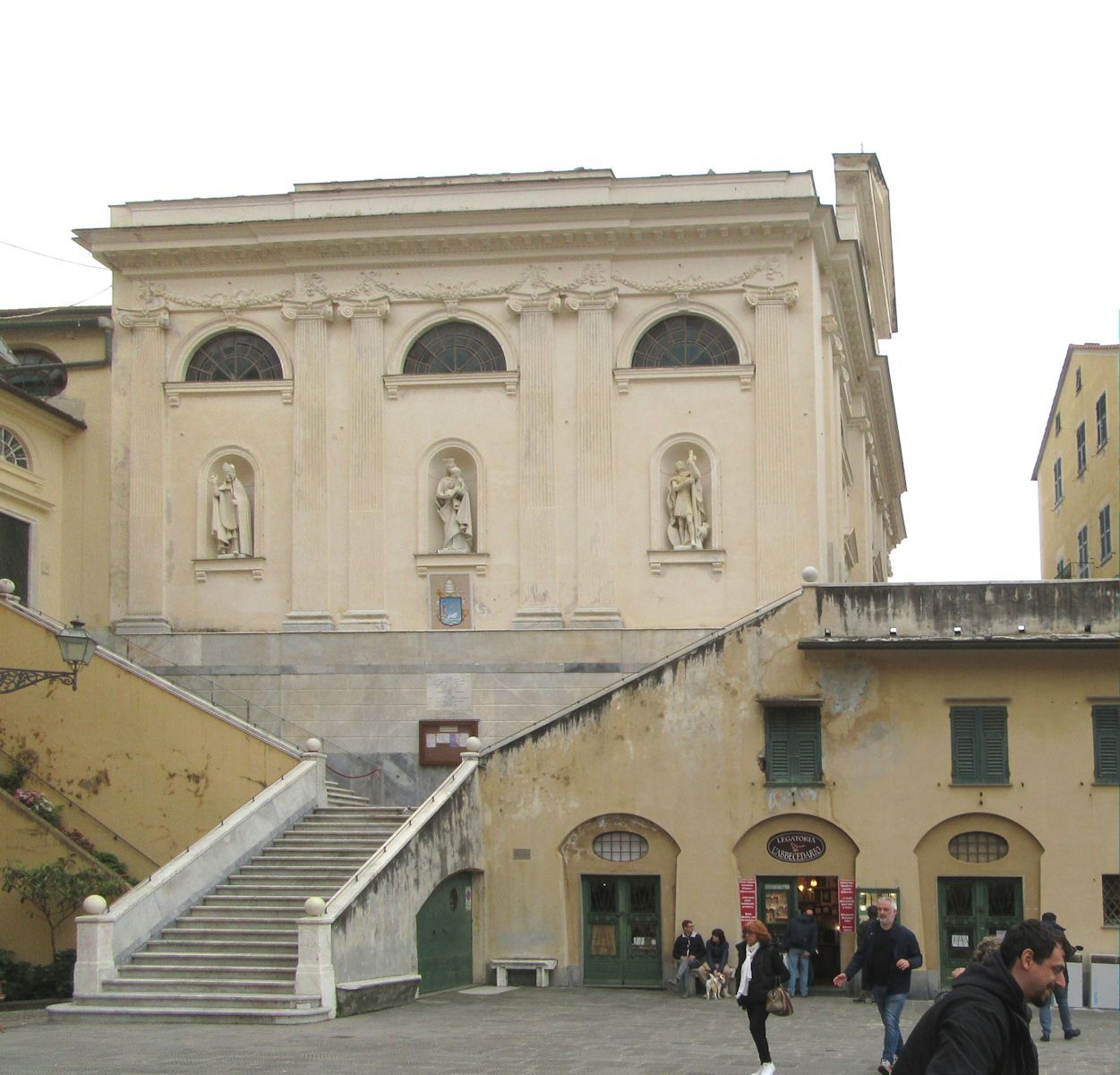 Pfarrkirche Santa Maria Asssunta, imposant über dem Hafen von Camogli gelegen