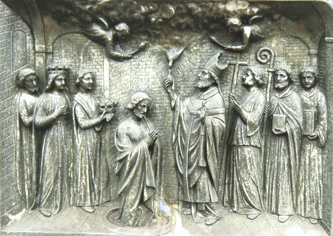 Relief: die Taube bringt Remigius das Chrisamöl, 1871, am Aufgang zur Basilika der Unbefleckten Empfängnis Mariä in Lourdes