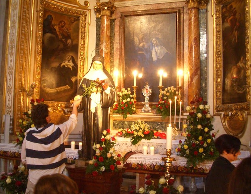 Rosensegnung in der Kirche Sant'Agostino in Rom: Die Rosen werden der Statue der Heiligen Rita kurz ans Herz gelegt