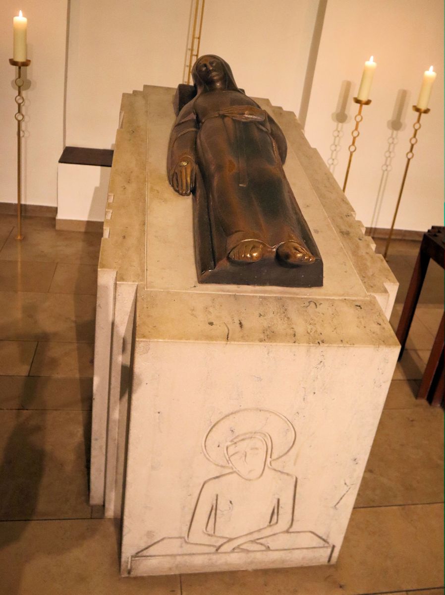 Scheingrab mit Reliquien von Rita in der Augustinerkirche in Würzburg