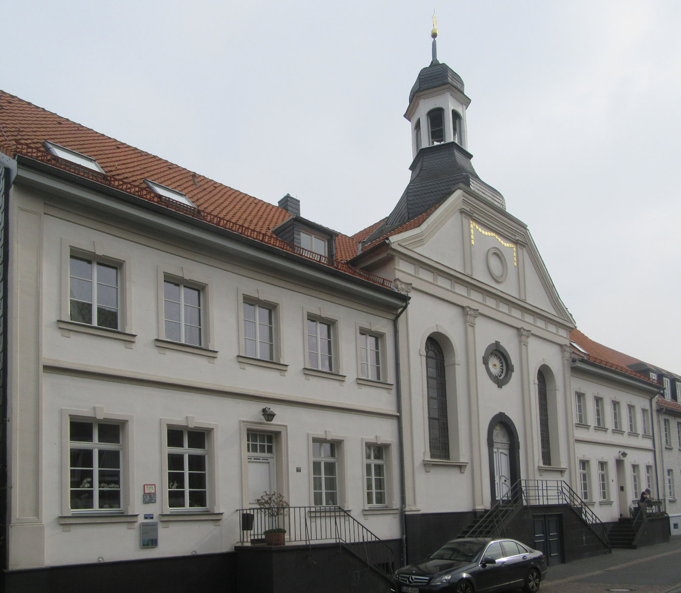 Stadtkirche in Kaiserswerth mit (links) dem Pfarrhaus, in dem Fliedner wohnte und starb