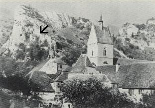 Auguste Quiquerez: St. Ursitz, Pruntruter Tor mit Blick zur Einsiedelei (Pfeil), Fotografie, um 1850/60