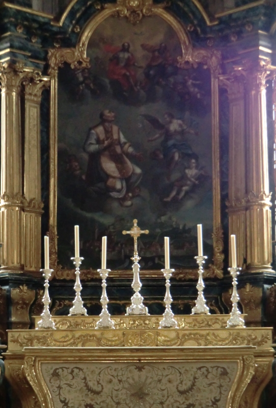 Altar und Grab in der Klosterkirche in St-Ursanne