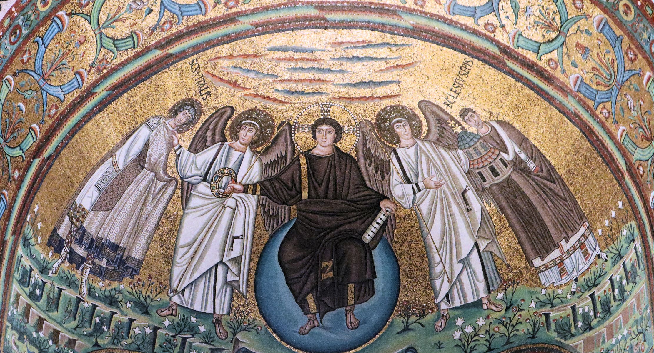 Mosaik: Vitalis (links), Jesus Christus mit Engeln und Bischof Ecclesius von Ravenna, der 526 mit dem Bau der Kirche begann (rechts), in der Apsis der Basilika San Vitale in Ravenna
