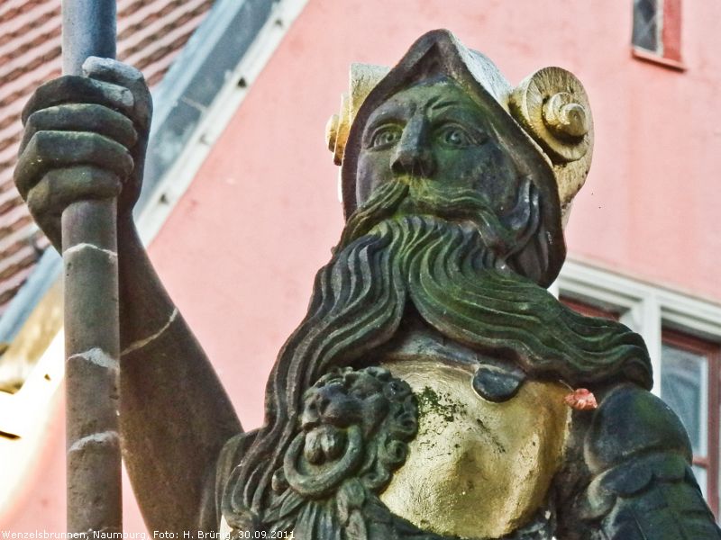 Denkmal auf dem Marktbrunnen in Naumburg