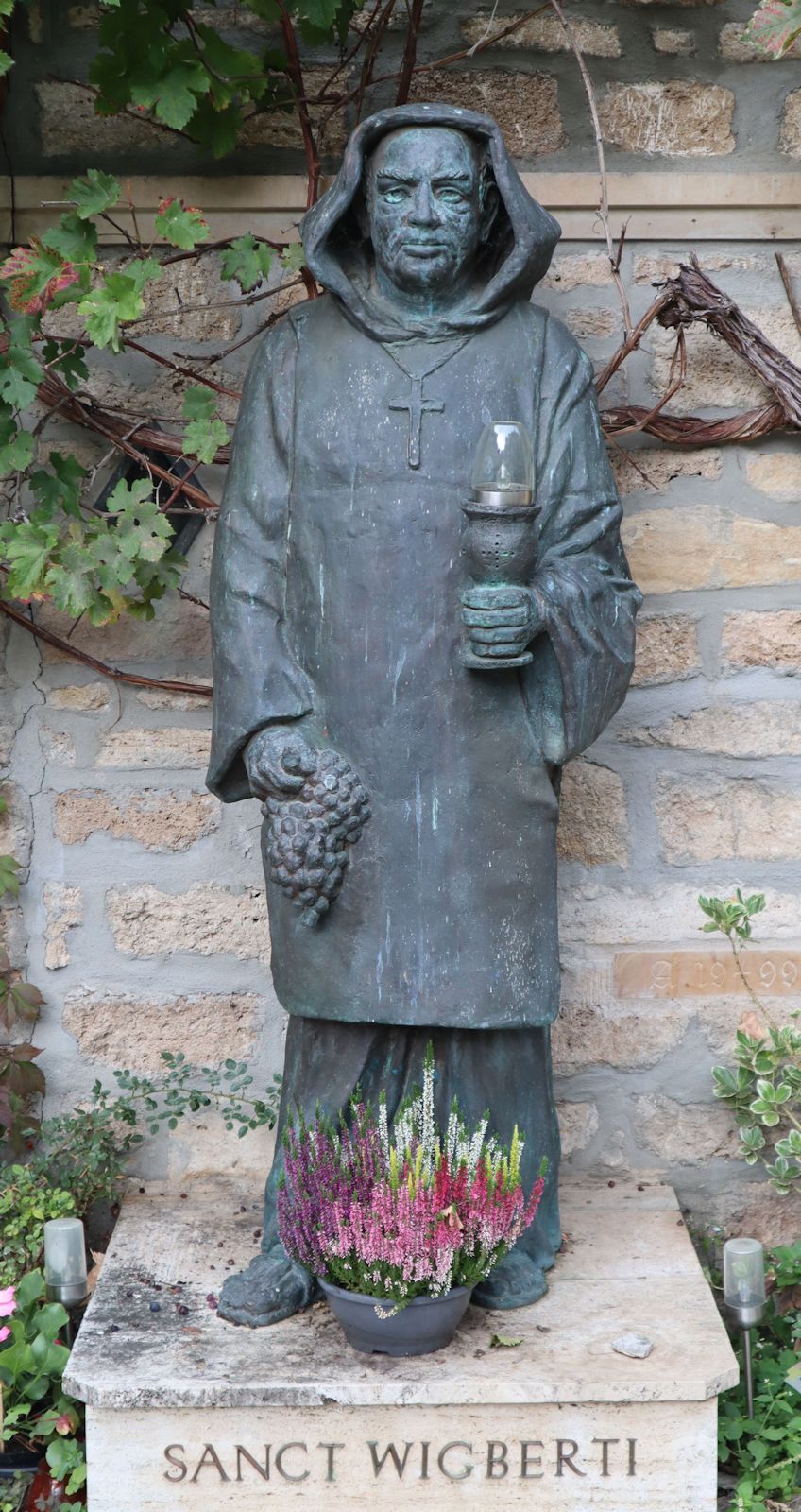 Wigbert-Statue im Hof des Klosters Werningshausen, einem ökumenisches Benediktinerkloster unter dem Dach der Evangelisch-lutherischen Kirche in Thüringen