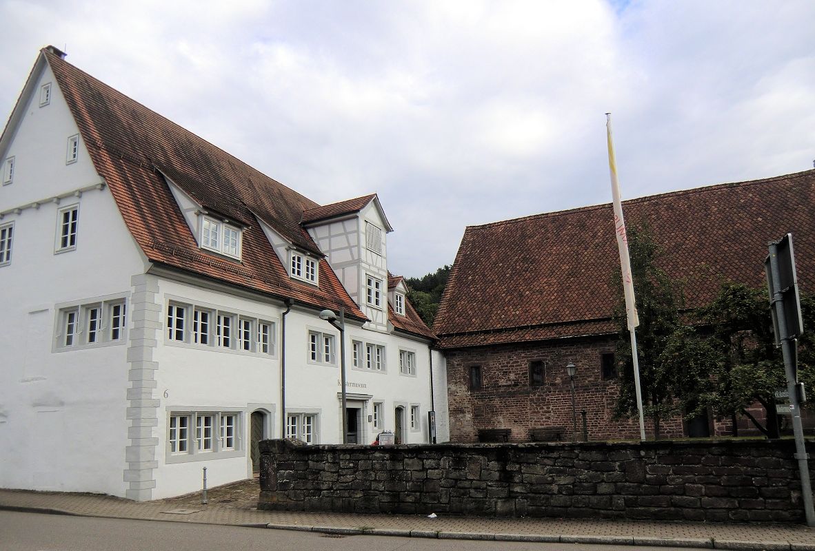ehemaliges Prioratsgebäude, heute Klostermuseum, und Aureliuskirche in Hirsau