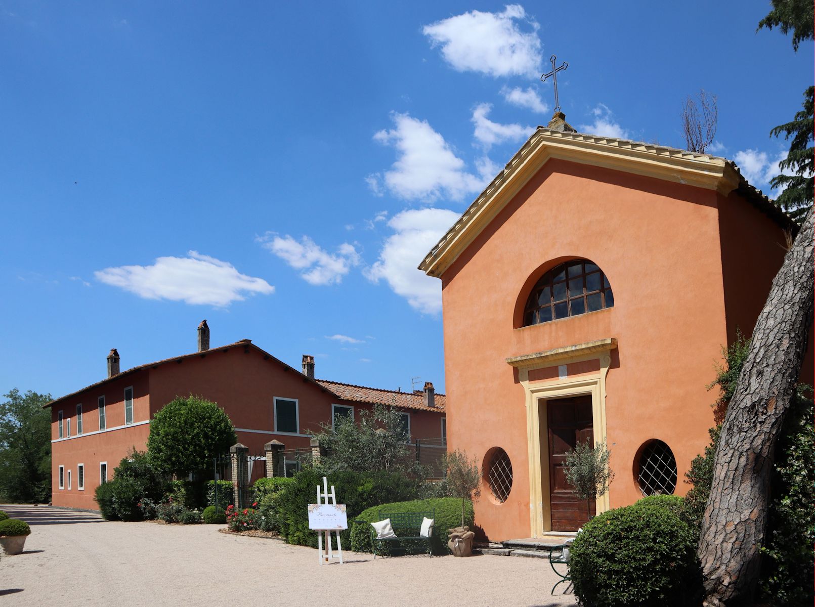 Kirche und Hotel „Tenuta di Boccea”