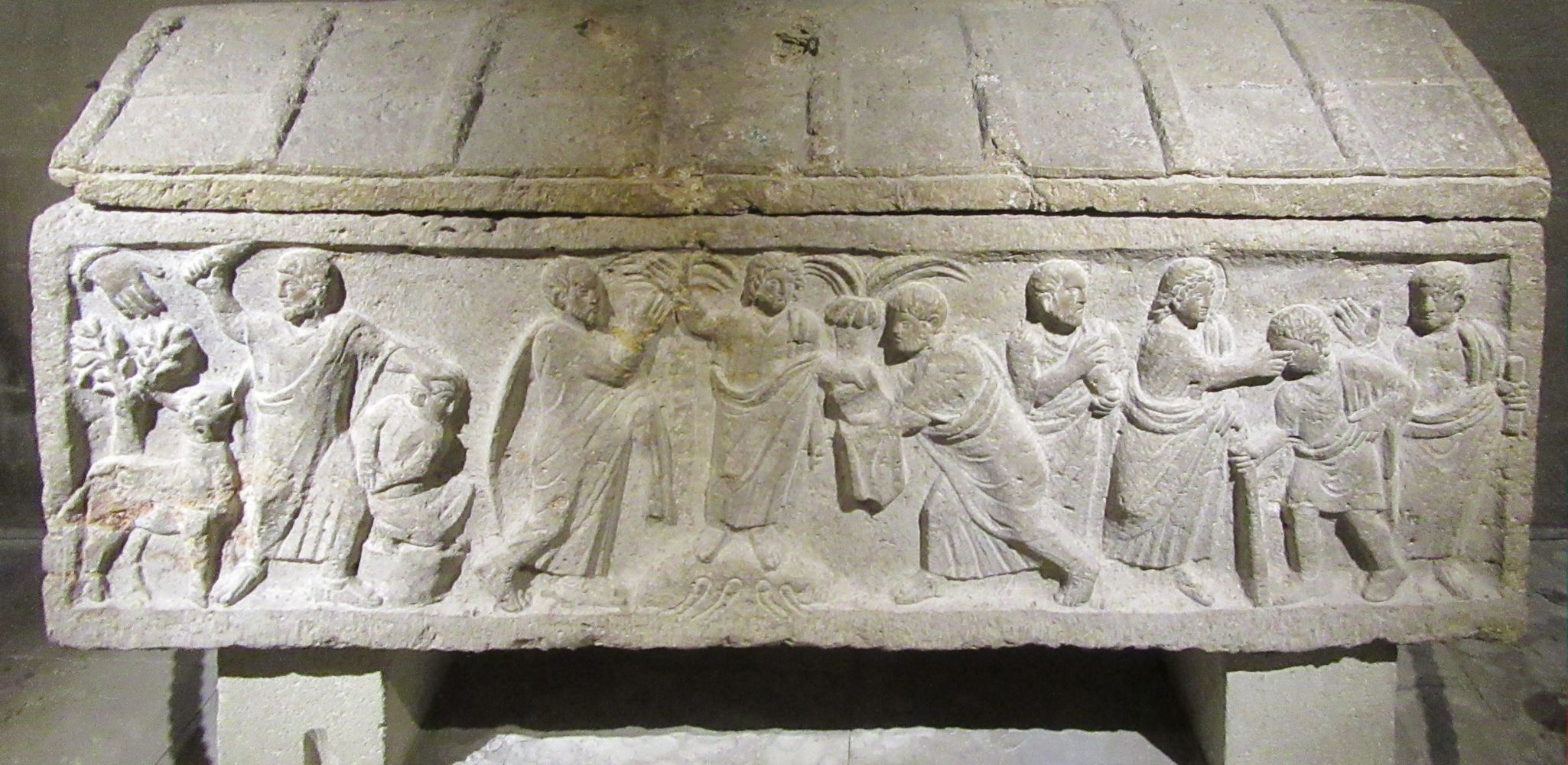 Sarkophag: Abraham erhebt das Messer gegen Isaak (links); in der Mitte: Christus segnet Petrus und Paulus; rechts: Jesus heilt einen Blinden, um 525, in der Kirche des Klosters Saint-Victor in Marseille