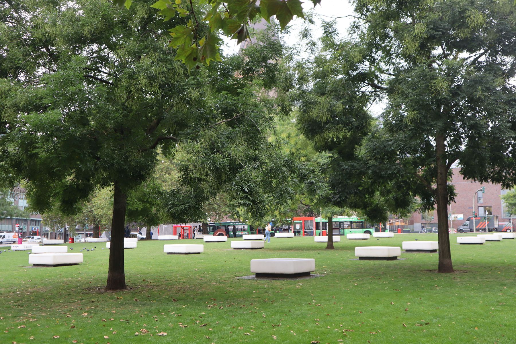 Domplatz in Hamburg mit Markierung der Säulen des ehemaligen Mariendoms