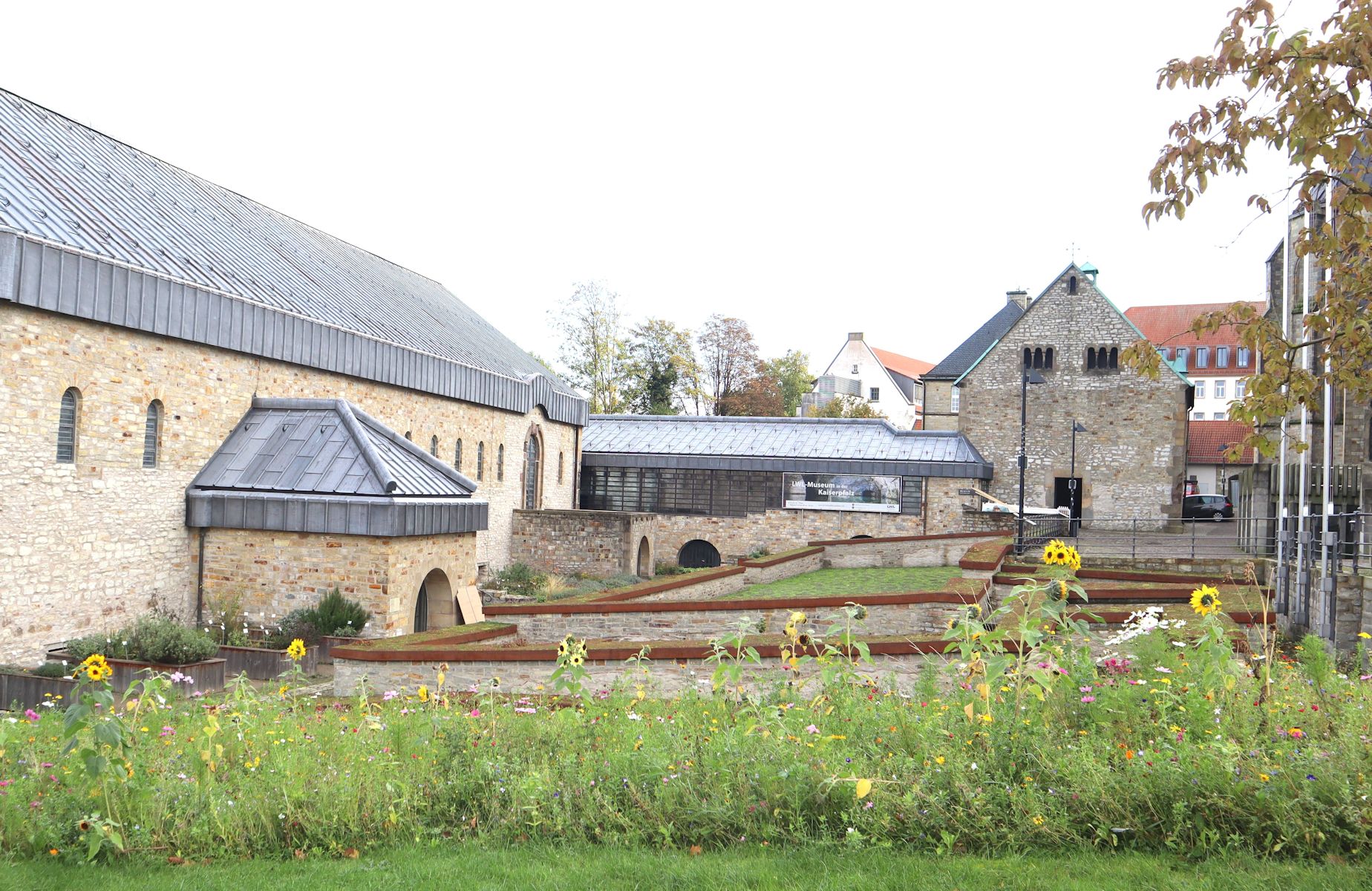 Grundmauern der Pfalz und die erhaltene Bartholomäus-Kapelle (rechts) in Paderborn