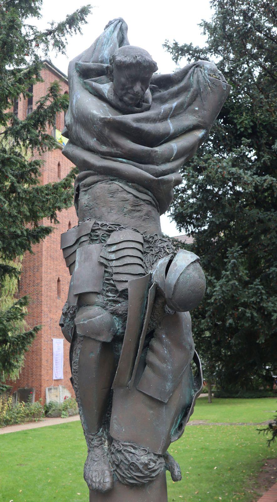 Karl-Henning Seemann: Bronzestele, 2005, vor der Kirche des ehemaligen Marienklosters in Kiel