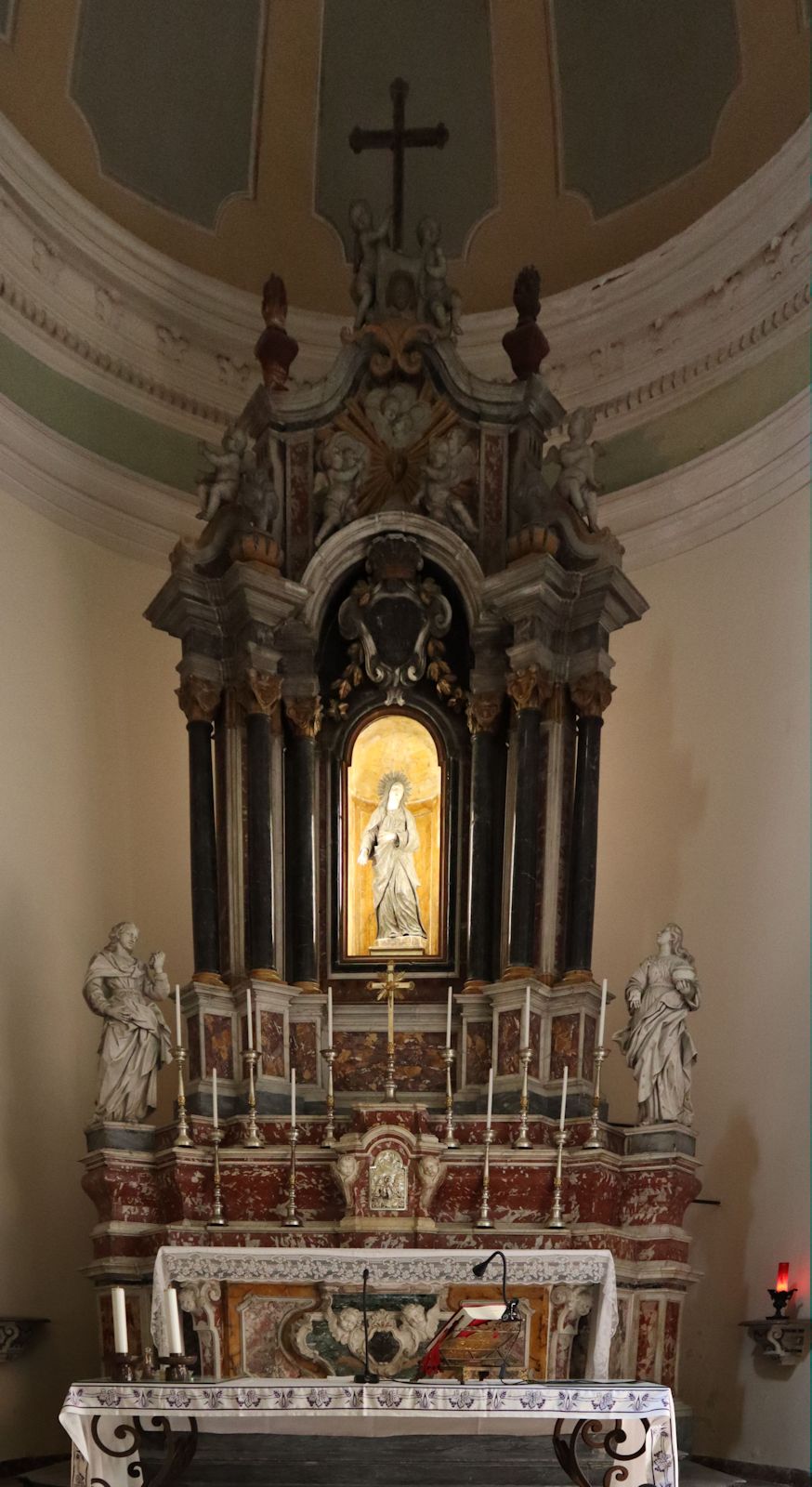 Hochaltar mit Agatha-Statue in der Kirche Sant'Agata alla Fornace in Catania