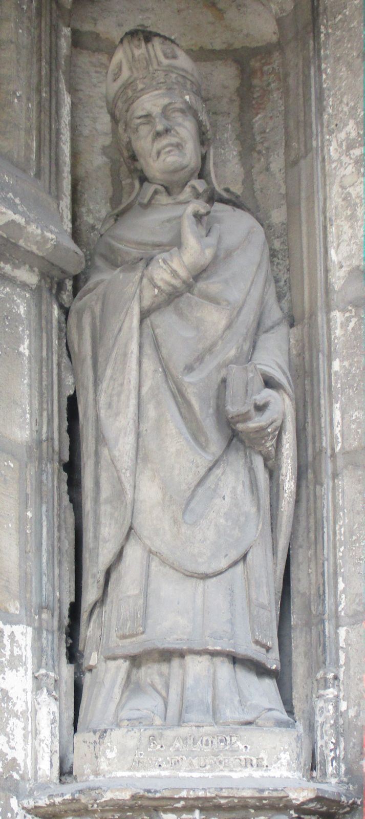 Statue an der Kirche Saint-Germain-l'Auxerrois in Paris