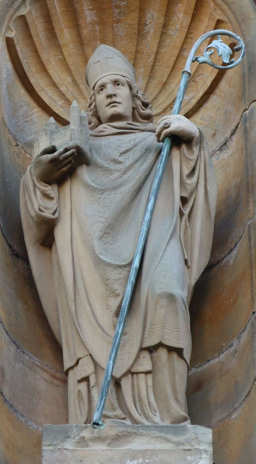 Statue an der Kirche des ehemaligen Klosters in Lamspringe