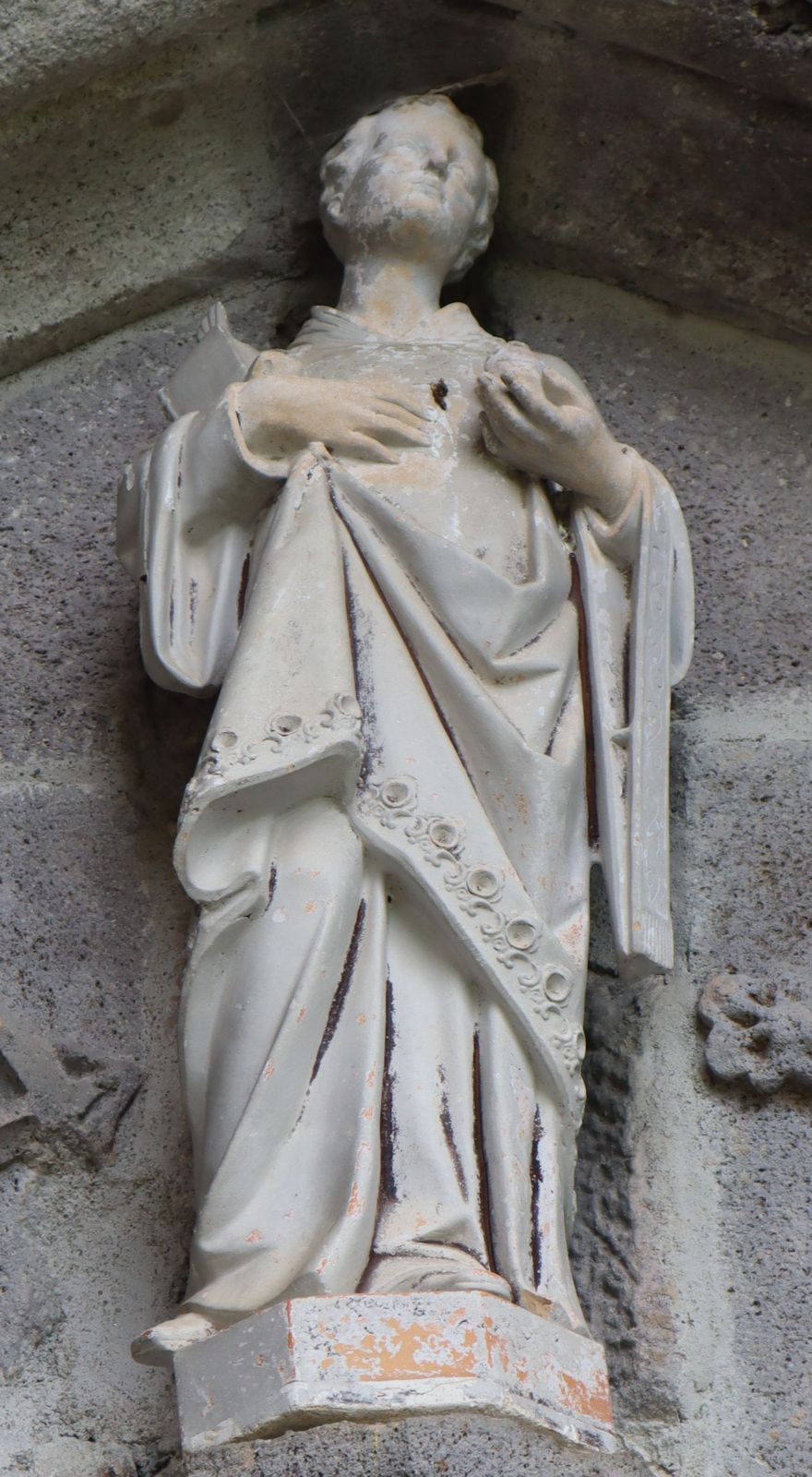Statue an der Kirche in Saint-Amandin