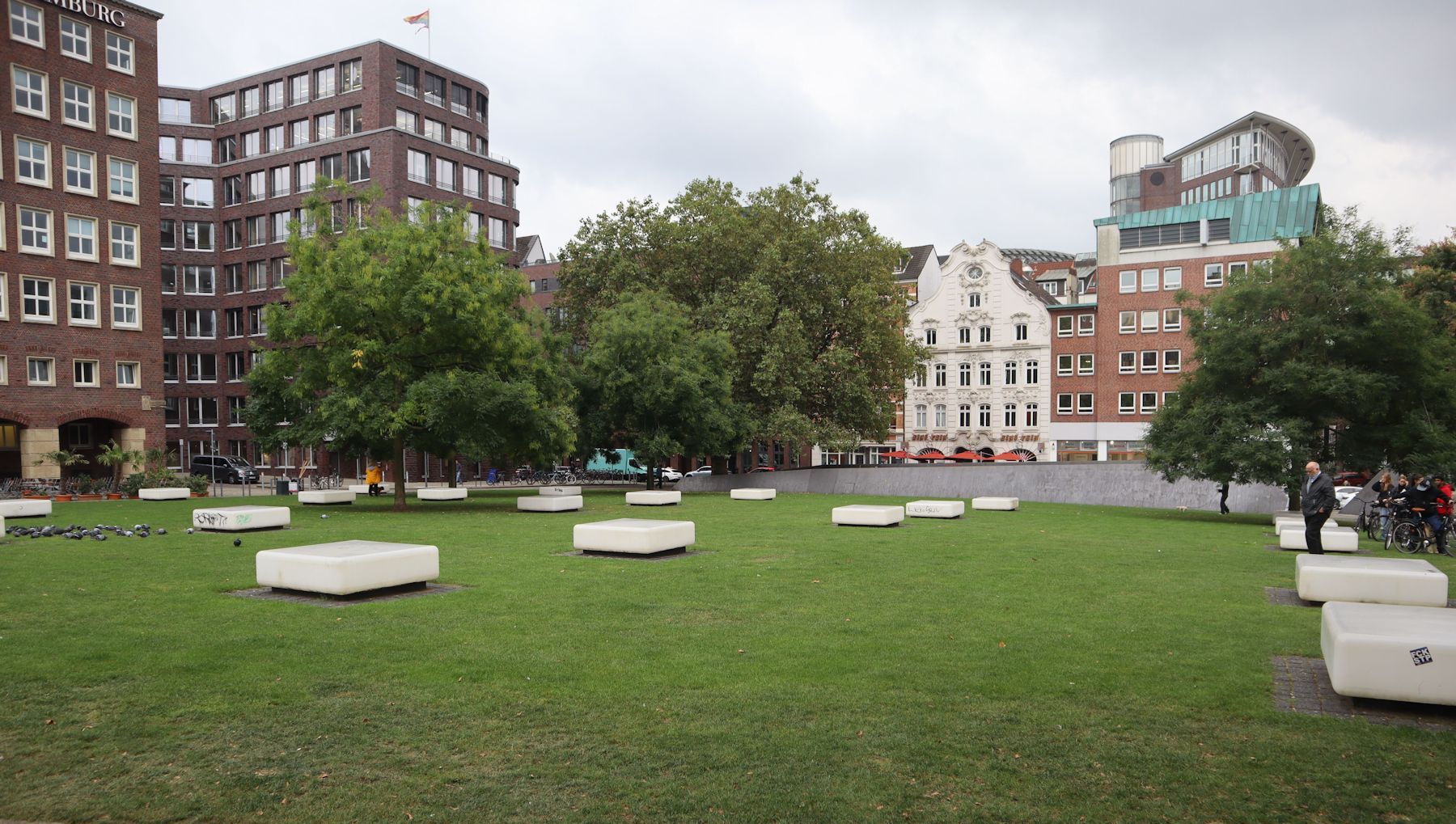 Domplatz in Hamburg mit Markierung der Säulen des ehemaligen Mariendoms