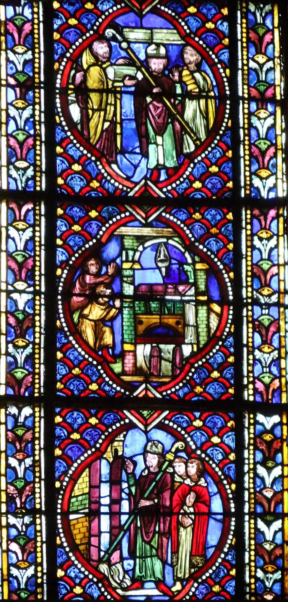Glasfenster: Arthemius lässt eine Quelle entspringen (unten) und die Übertragung seiner Gebeine (Mitte) und eine Prozession mit seinen Reliquien bei einer Epidemie, nach 1477, in der Kathedrale in Clermont-Ferrand