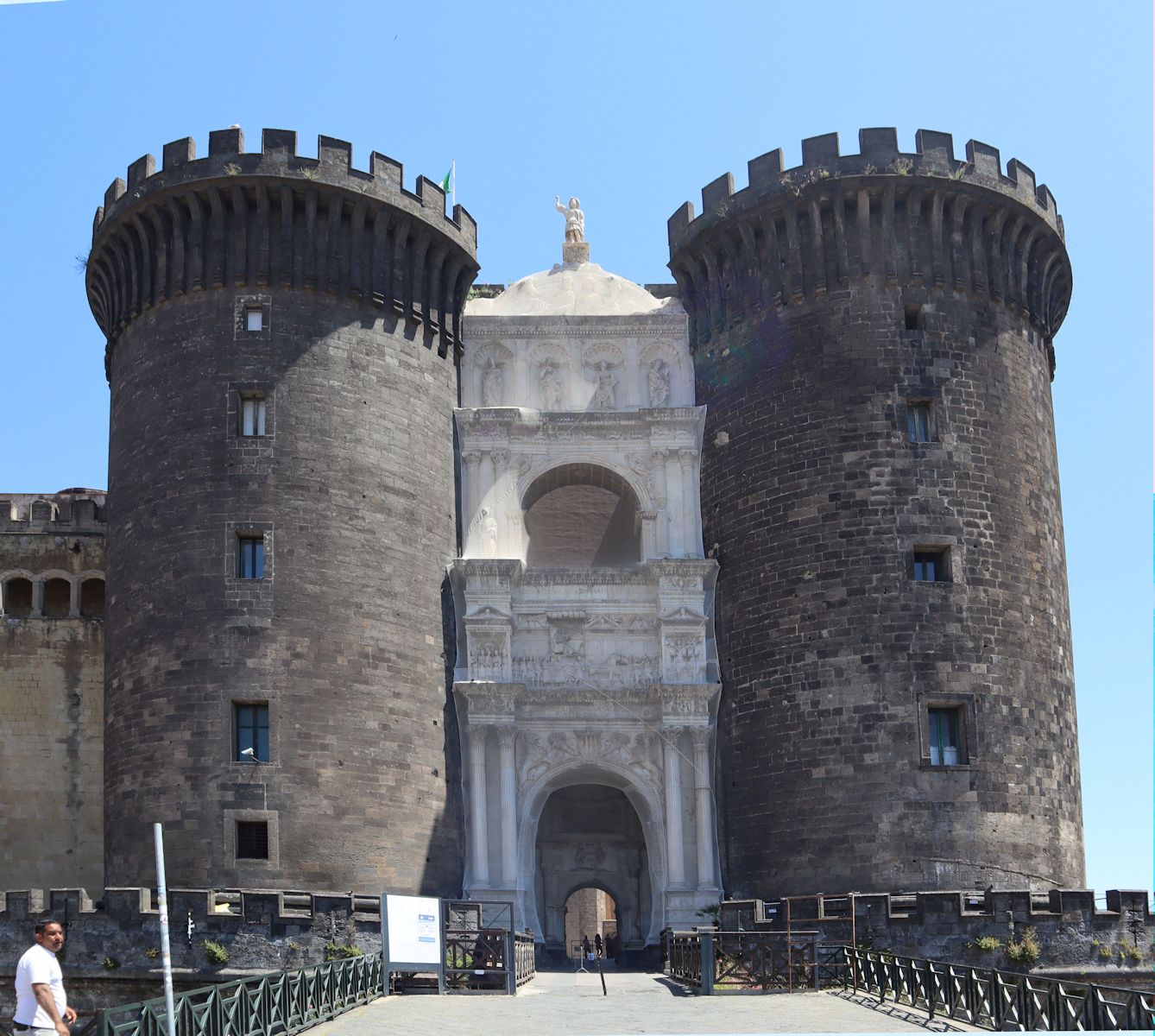 Tor zum Castel Nuovo in Neapel