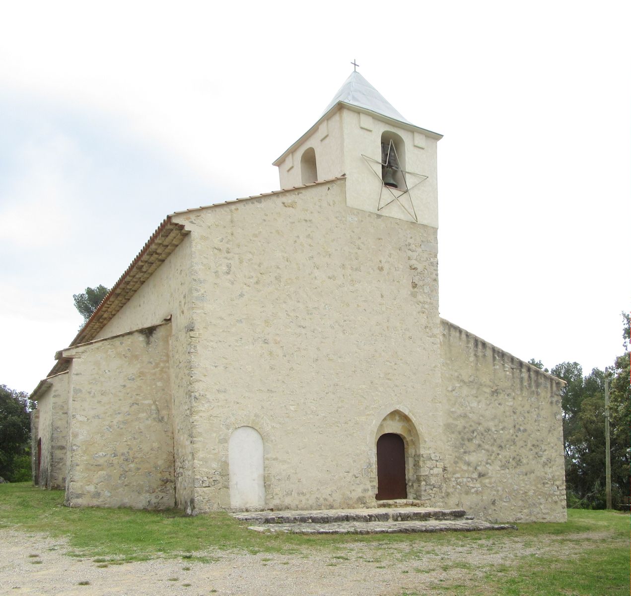 die einsam im Wald gelegene, Auxilius geweihte Kapelle nahe Callas