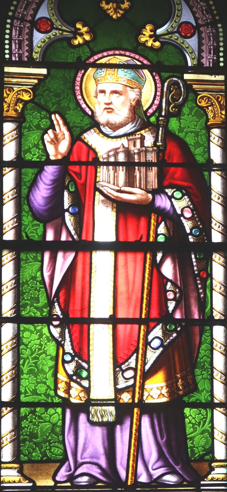 Glasfenster in der Prikt von Clermont geweihten Kirche Saint Priest in Volvic bei Riom