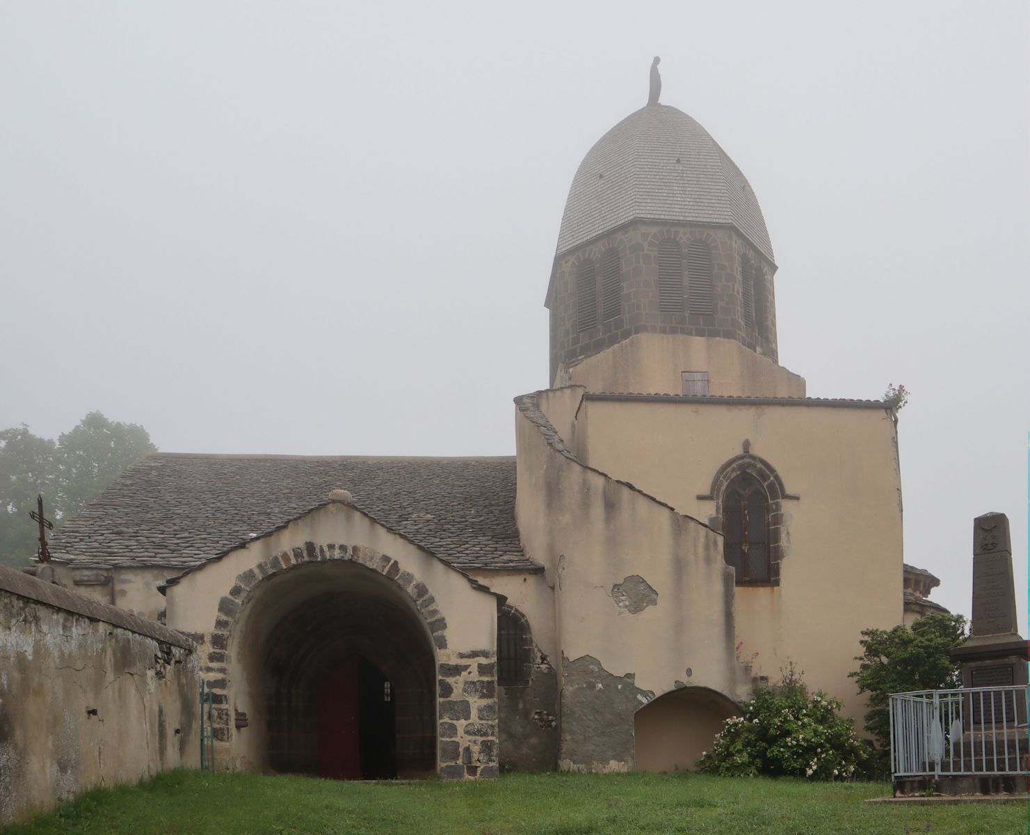 Kirche, hoch über Ronzières