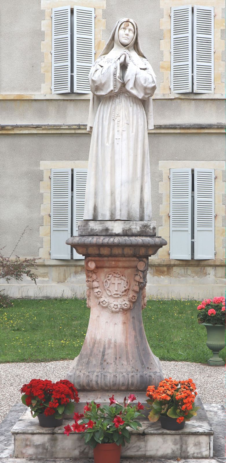 Statue an der Kapelle des Klosters Saint-Gildard in Nevers